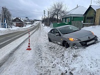 В Тюменском районе "Мазда" сбила пешехода, который поскользнулся на дороге