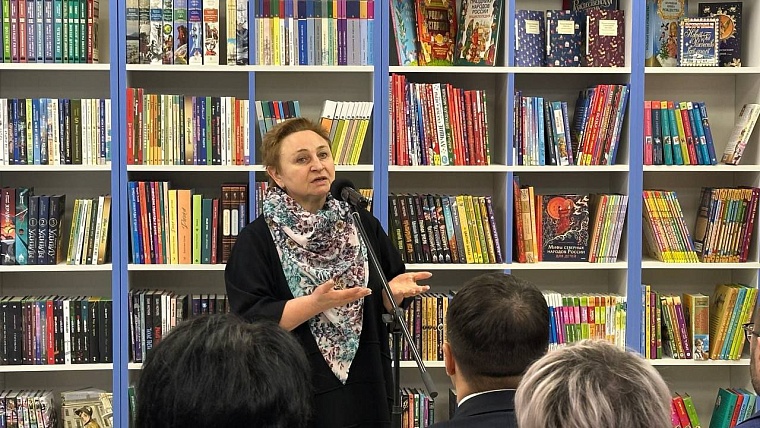 Молодежи в тюменском селе передали символический ключ от новой библиотеки