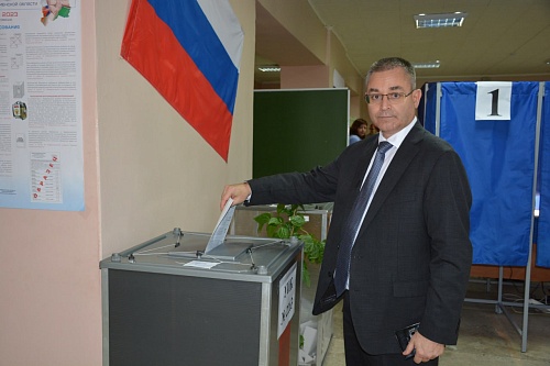 Председатель Тюменского избиркома Игорь Халин сам принял участие в голосовании и поблагодарил жителей за активность