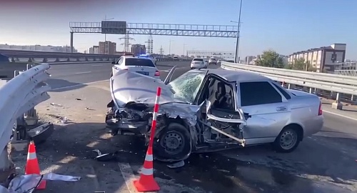 В Тюмени "Лада Приора" въехала в дорожное ограждение, пассажир машины погиб