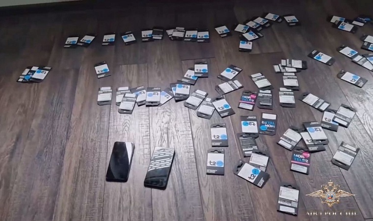 В Тюменской области ФСБ накрыла базу пособников мошенников