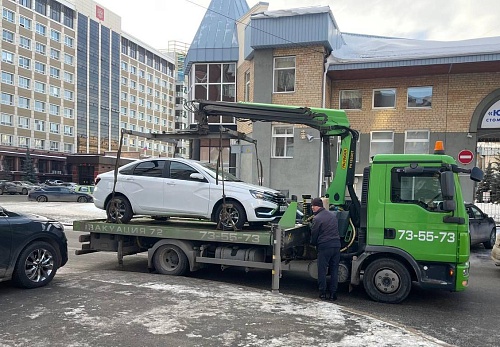 В Тюмени эвакуировали автомобили со стоянки на улице Советской