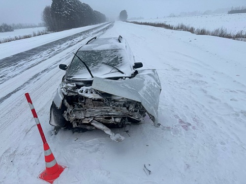 Авария на снежной дороге - "Лада" налетела на бензовоз