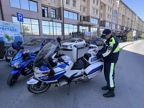 В центре Тюмени инспекторы мотовзвода останавливают мотоциклистов-бесправников