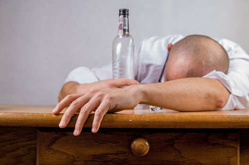 В Югре восемь человек умерли от суррогатного алкоголя
