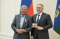 Губернатора Александра Моора наградили памятной медалью в честь 105-летия комсомола