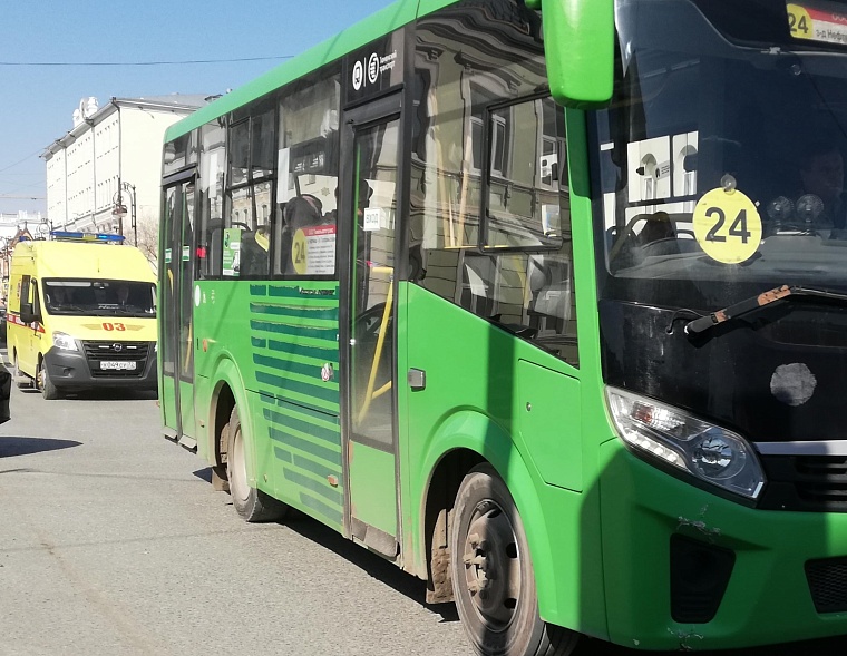 На улице Дзержинского в Тюмени напали на водителя маршрутки