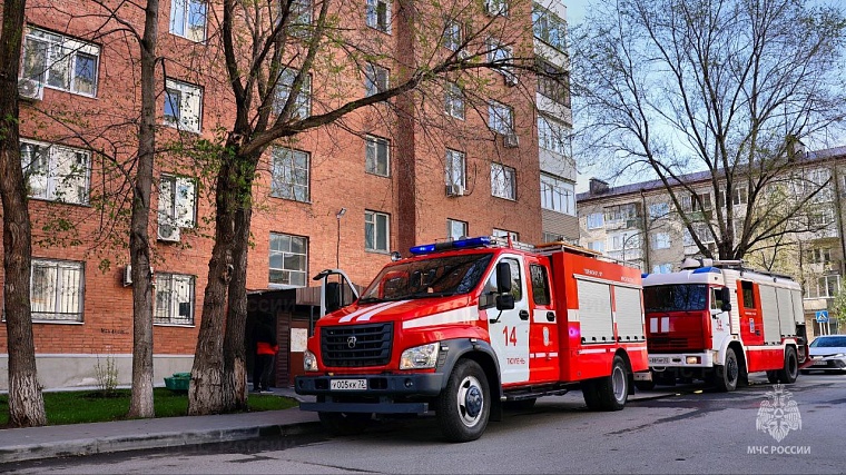 В центре Тюмени тушили пожар в квартире многоэтажки