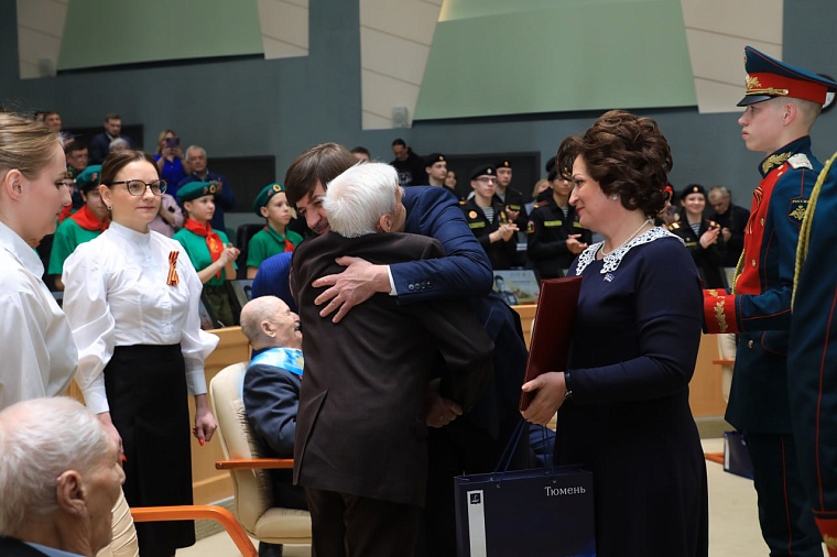 В Тюмени ветераны Великой Отечественной войны получили нагрудные знаки почетных граждан