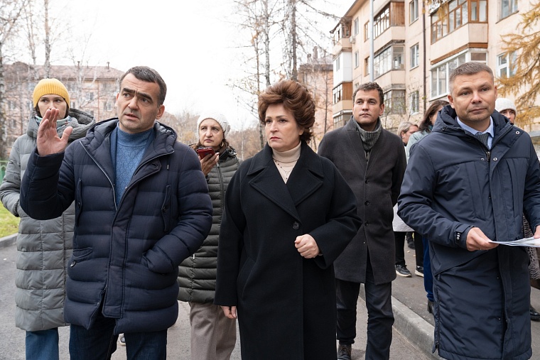 Депутаты Тюменской гордумы оценили благоустройство большого двора в районе КПД