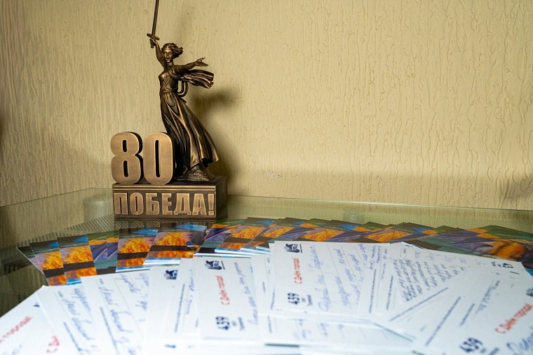 В зону СВО передали открытки, подписанные в Тюменской городской думе