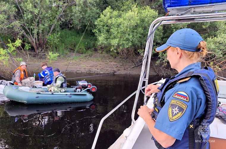 Тюменские спасатели патрулируют реки и озера