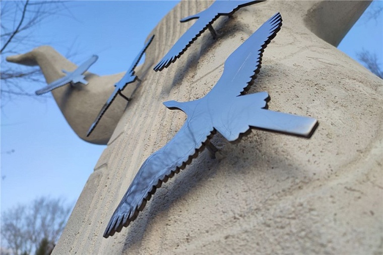 В Красноярске установили необычный арт-объект «Мать-природа»