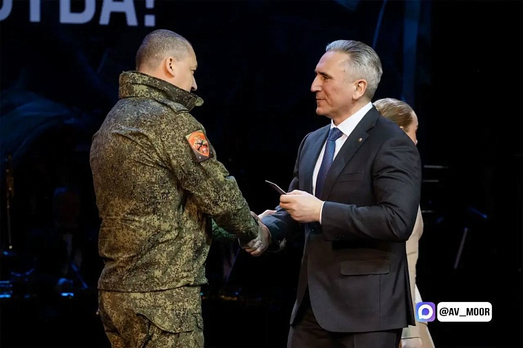 Александр Моор вручил памятные знаки семьям участников СВО