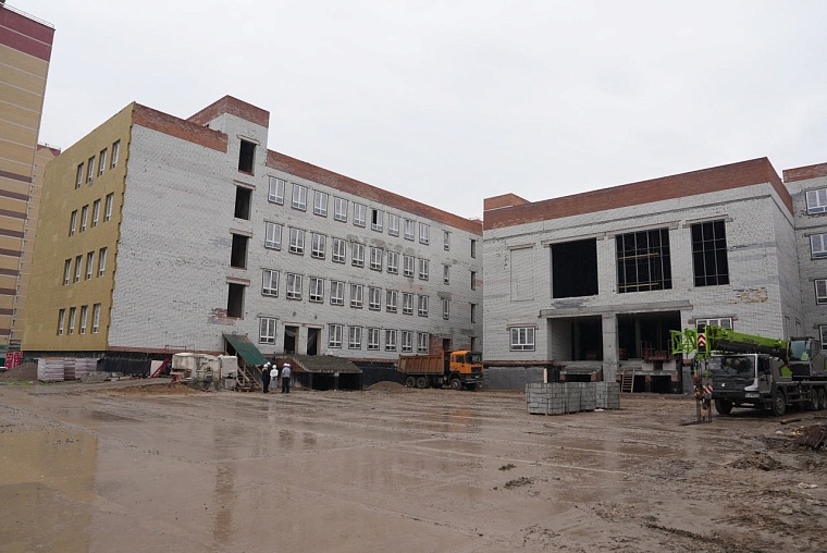 Максим Афанасьев сообщил о ходе строительства школ на улице Красных Зорь и в Ямальском-1