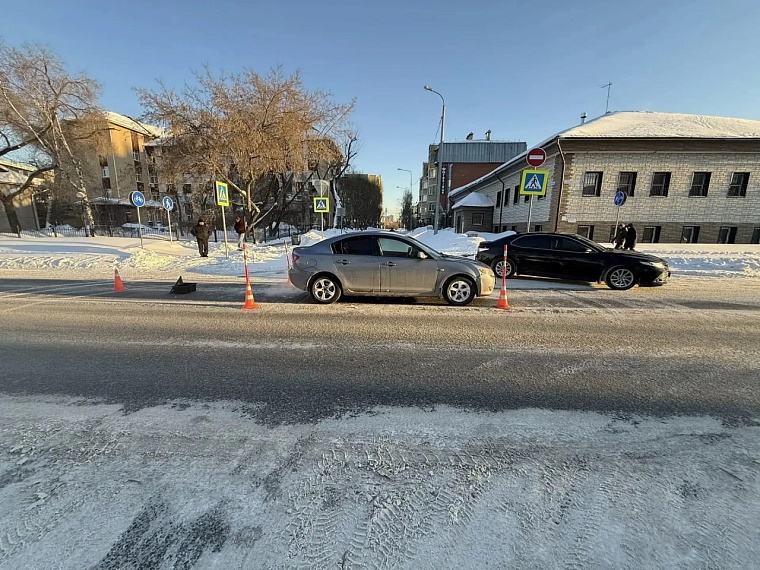 В Тюмени иномарка сбила мать с ребенком на пешеходном переходе