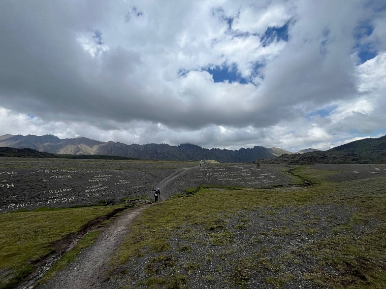 Не знаю, правильно ли оставлять в таких памятных местах надписи...