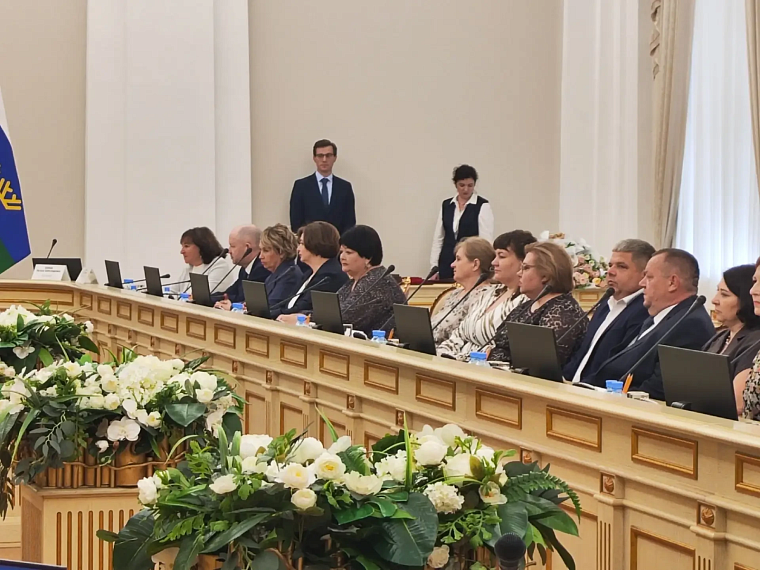 В правительстве Тюменской области наградили сотрудников социальной сферы
