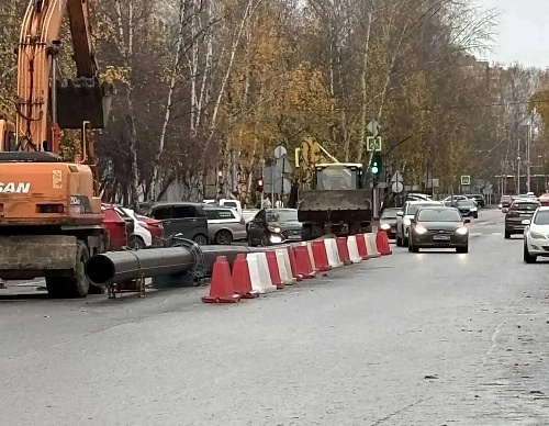 На ул. Тульской в Тюмени меняют аварийный участок водопровода