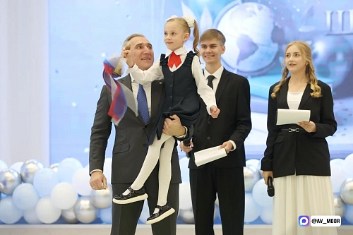 Александр Моор: Более 256 тысяч школьников сегодня сели за парты в Тюменской области