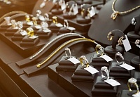 В Ишиме продавец магазина «Золото России» присвоила ювелирные украшения на 4,4 миллиона рублей