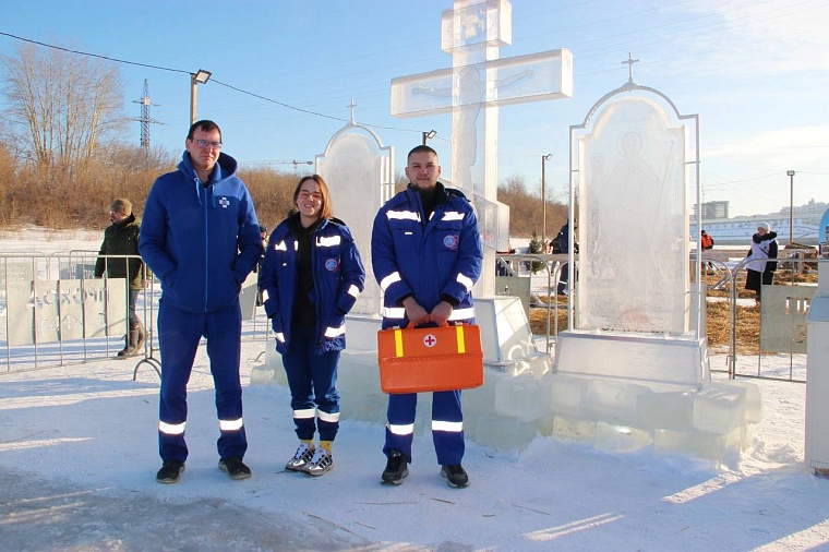 В Тюмени медики дежурят у крещенских купелей до полуночи