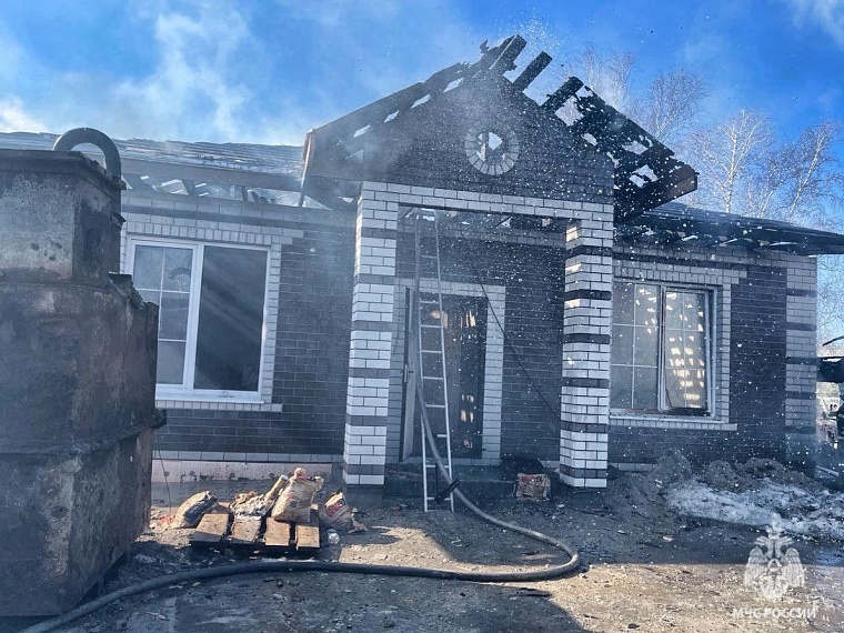 В тюменском дачном обществе загорелись два дома