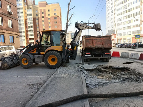 Специалисты УСТЭК устраняют повреждения на теплосетях в Восточном округе и в центре Тюмени