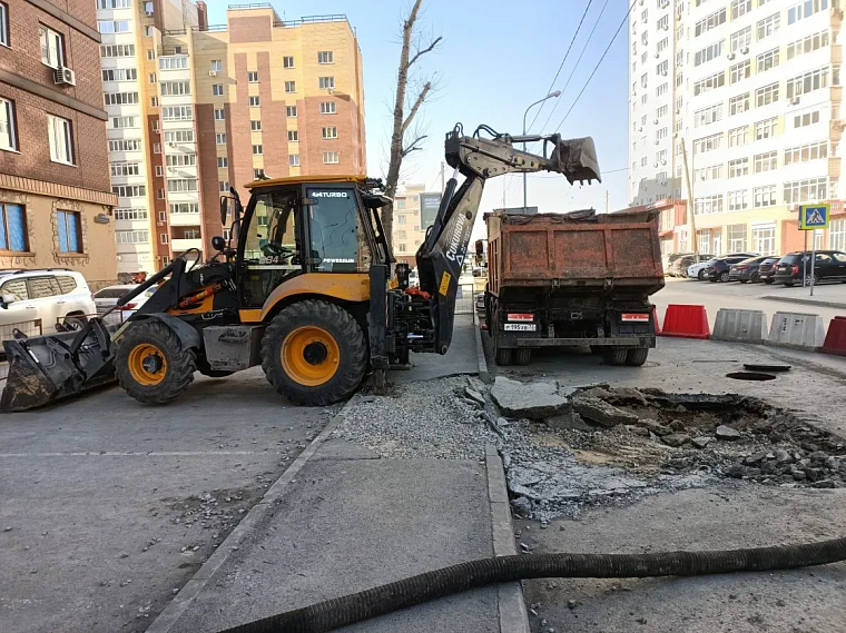Специалисты УСТЭК устраняют повреждения на теплосетях в Восточном округе и в центре Тюмени