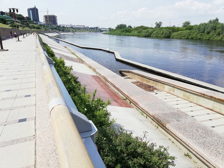 В Тюмени снижается уровень Туры: из-под воды показались перила