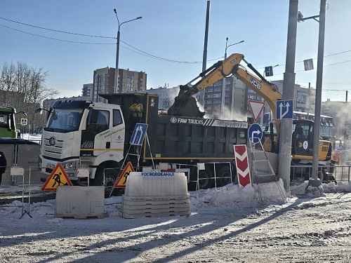 Названа причина провала асфальта на улице Пермякова в Тюмени