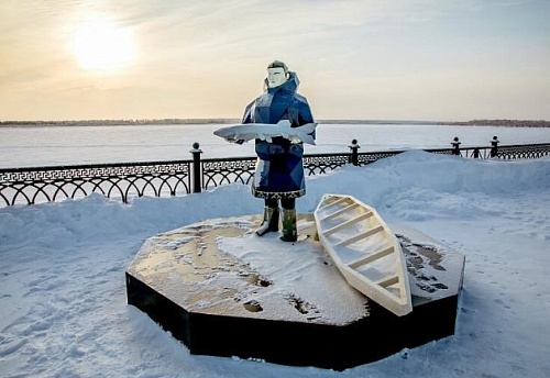 В Сургуте с набережной пропала скульптура рыбака