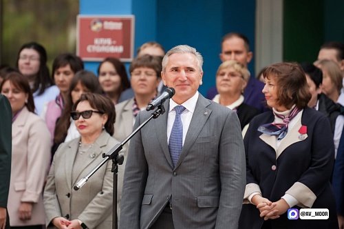 Александр Моор поздравил учеников и педагогов физматшколы с началом учебного года