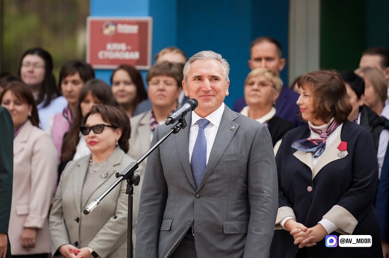 Александр Моор поздравил учеников и педагогов физматшколы с началом учебного года