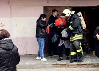10 человек вывели спасатели из задымленной многоэтажки в Тюмени