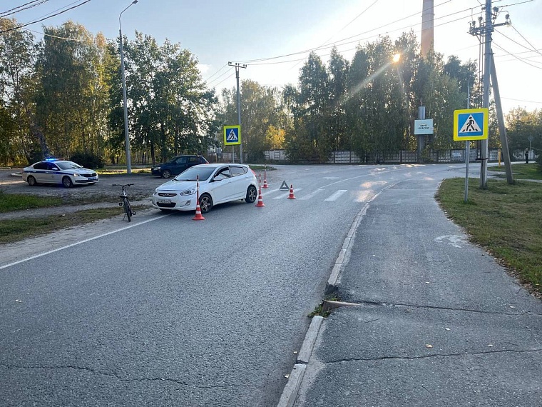 На улице Широтной в Тюмени автомобилист сбил школьницу-велосипедистку на «зебре»