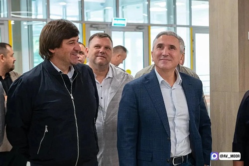 Губернатор Александр Моор лично оценил готовность новой школы на улице Красных зорь
