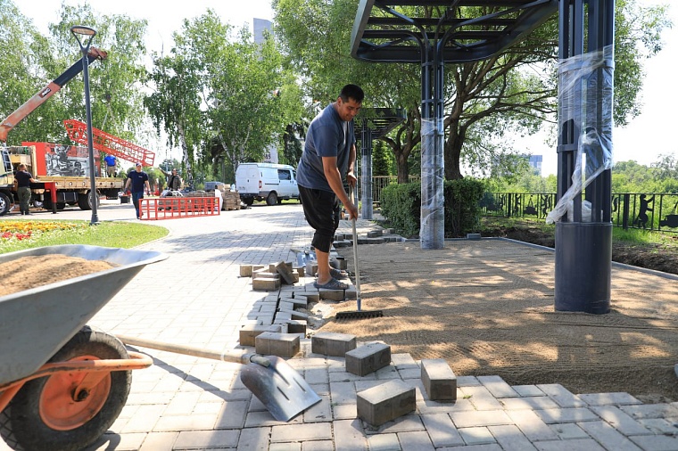 На Исторической площади в Тюмени завершают установку скамеек-качелей с навесами