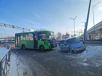 В Тюмени «Дэу Матиз» столкнулся с маршруткой