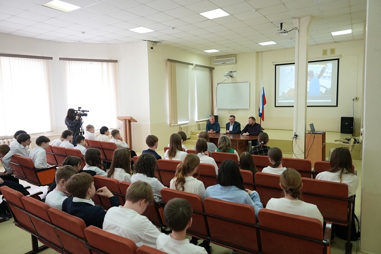 На СВО и обратно: Максим Афанасьев рассказал о необычном обмене посланиями между тюменскими школьниками и бойцами