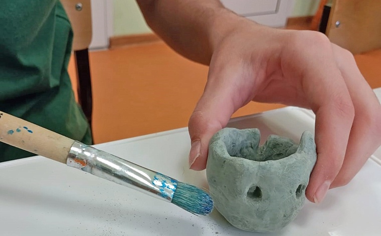 В Тюмени детям в реабилитации помогает глинотерапия