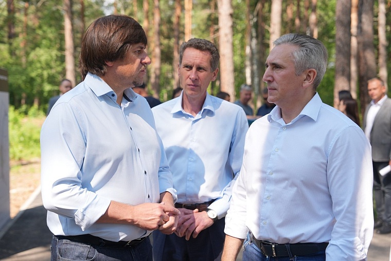 Александр Моор и Максим Афанасьев оценили ход благоустройства в Комарово-парке