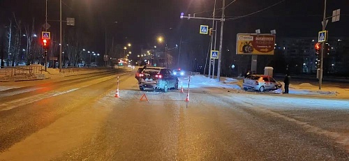 В полночном столкновении "Субару" и "Опеля" в Тюмени пострадал ребенок