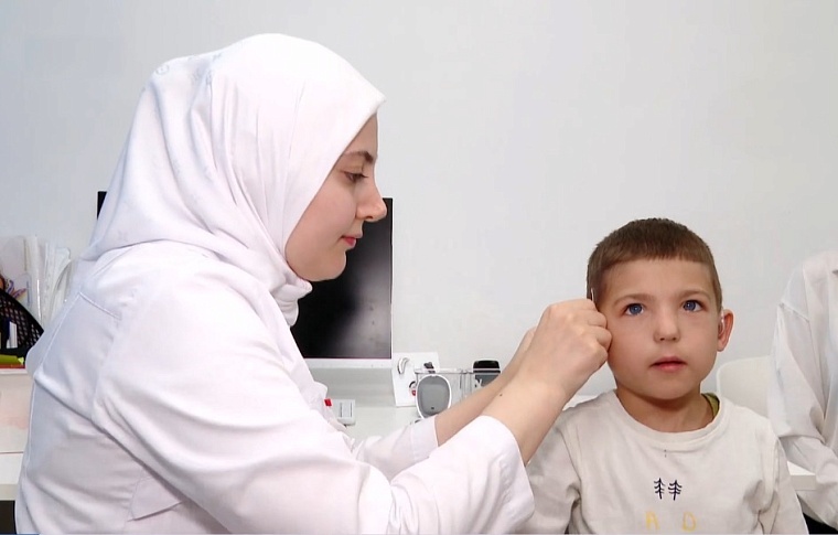 Дети с нарушениями слуха в Тюмени получили современные слуховые аппараты