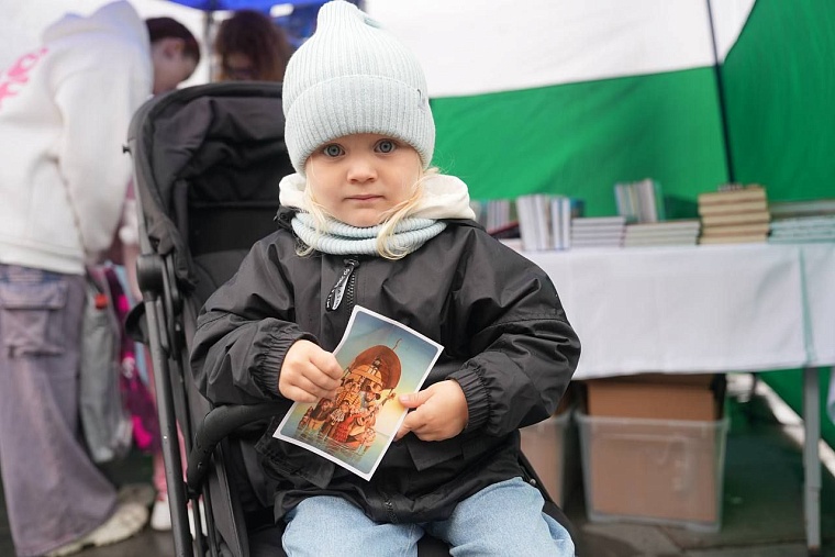 В дождливый день градоначальник Максим Афанасьев пригласил тюменцев на площадь Солнца