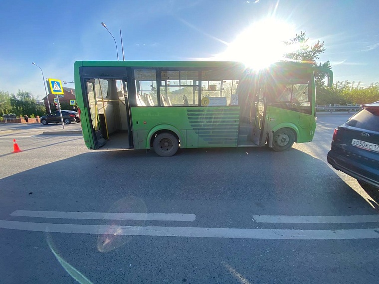 В заречной части Тюмени маршрутка сбила подростка на питбайке