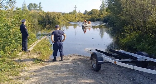 Тюменские полицейские продолжают круглосуточно охранять порядок на подтопленных территориях