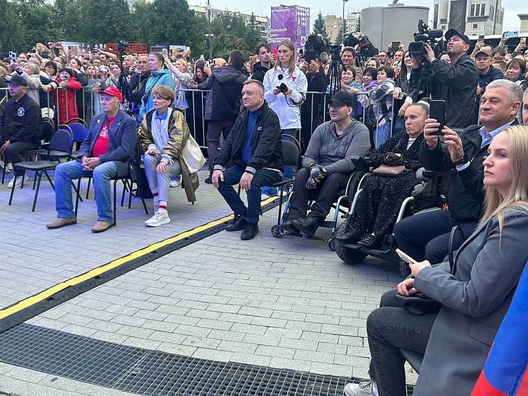 Олег Газманов и Максим Афанасьев вручили дроны бойцам СВО