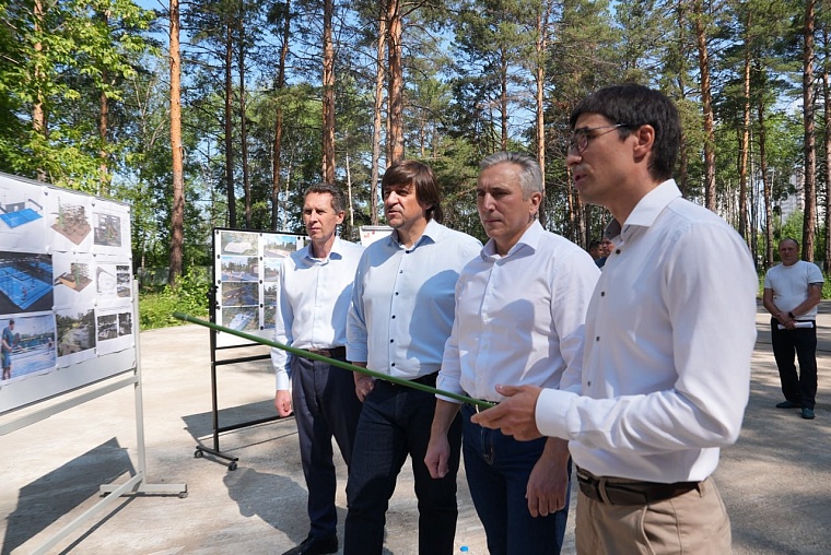 Александр Моор и Максим Афанасьев оценили ход благоустройства в Комарово-парке