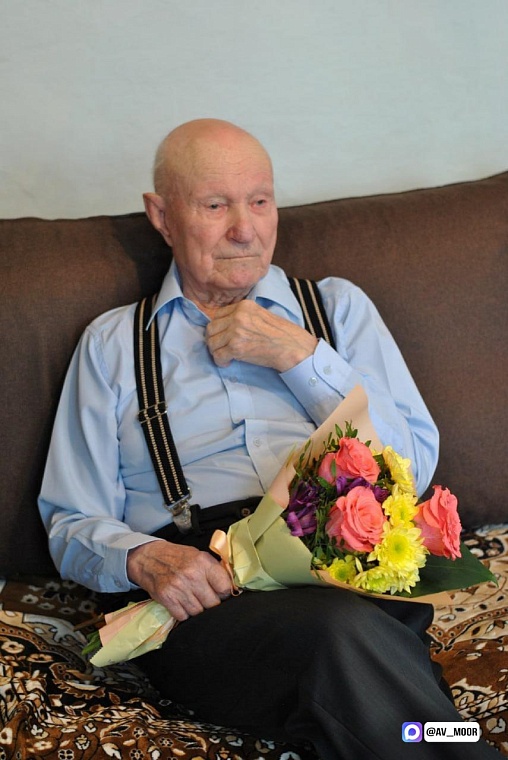 Александр Моор поздравил ветерана-фронтовика Петра Вожева со 103-летием